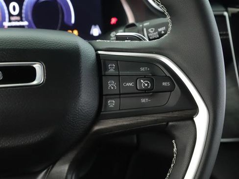 New 2025 Jeep Grand Cherokee L Limited w/ Black Appearance Package image 9