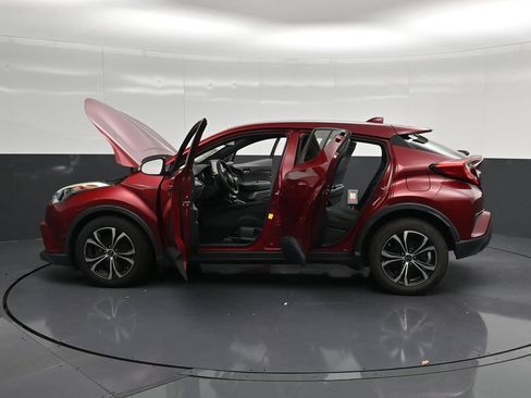 Used 2019 Toyota C-HR LE FWD image 37