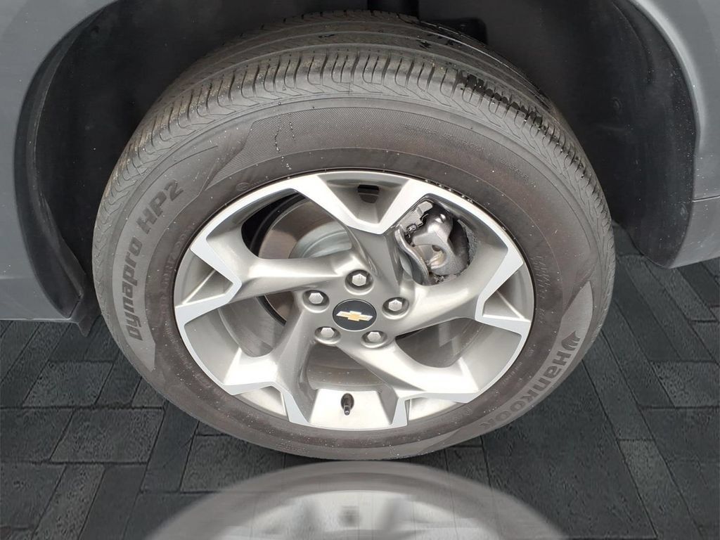 Used 2025 Chevrolet Trax LT FWD image 11