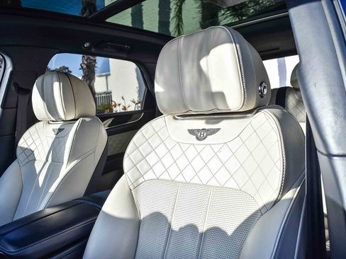 Used 2019 Bentley Bentayga image 27