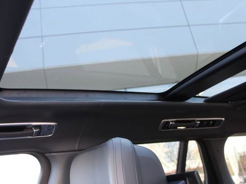 Used 2025 Land Rover Range Rover SV image 23