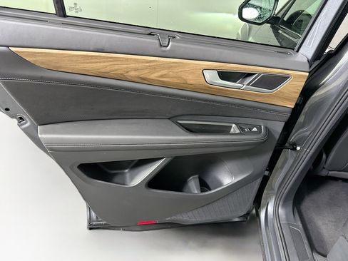 Used 2025 Volkswagen Atlas SE image 27