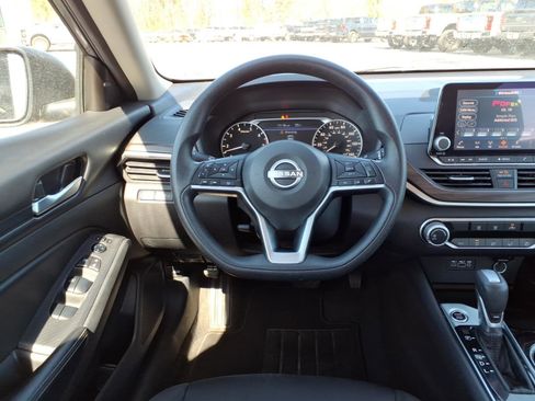 Used 2024 Nissan Altima 2.5 SV image 17