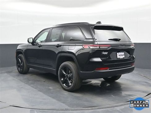 Used 2025 Jeep Grand Cherokee Limited w/ Luxury Tech Group II image 3