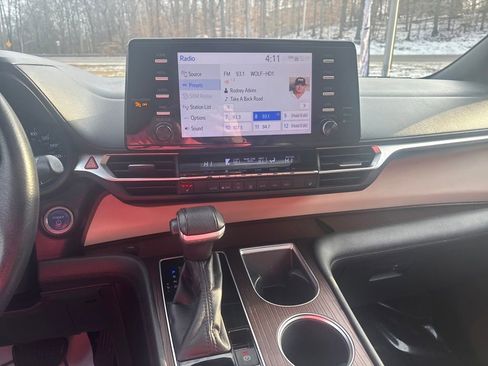 Used 2022 Toyota Sienna XLE image 18