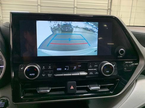 Used 2023 Toyota Highlander XLE image 5