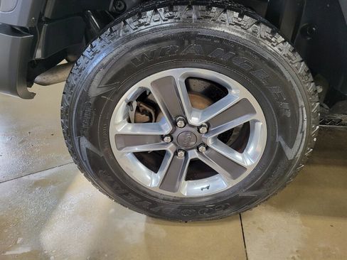 Used 2022 Jeep Wrangler Unlimited Sahara w/ Cold Weather Group AWD/4WD image 16