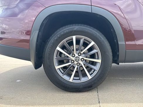 Used 2019 Toyota Highlander XLE AWD/4WD image 13