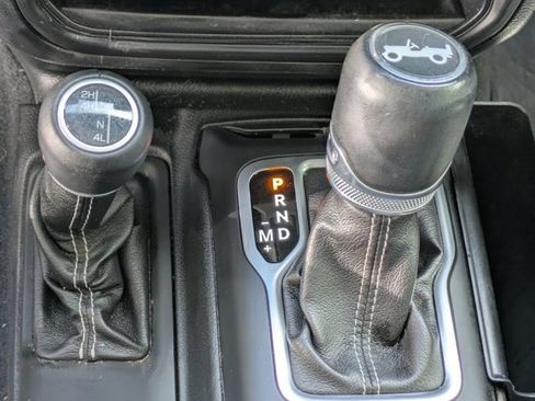 Used 2018 Jeep Wrangler Unlimited Sahara image 9