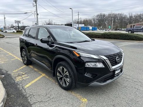 Used 2023 Nissan Rogue SV image 2
