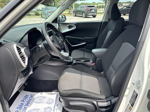 Used 2025 Kia Soul LX w/ LX Technology Package FWD image 31