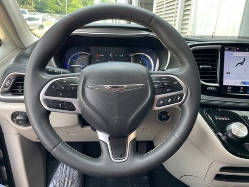 Used 2023 Chrysler Pacifica Touring-L FWD image 15