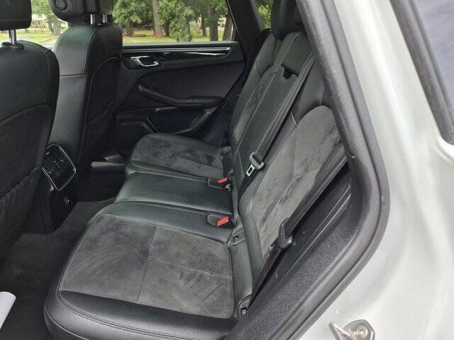 Used 2018 Porsche Macan AWD/4WD image 27