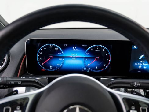 Used 2021 Mercedes-Benz GLB 250 4MATIC image 23