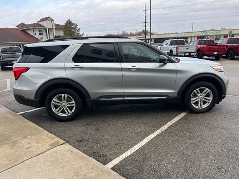 Used 2022 Ford Explorer XLT w/ Equipment Group 202A image 7