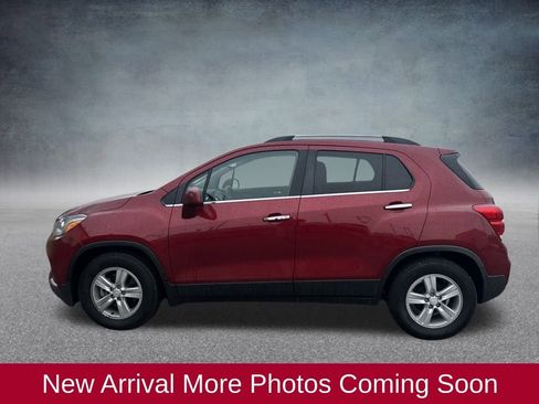 Used 2020 Chevrolet Trax LT w/ LT Convenience Package image 3