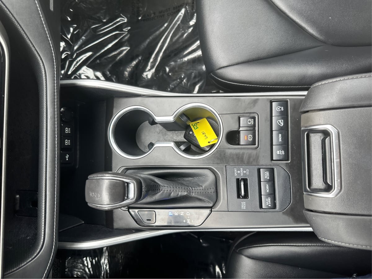 Used 2020 Toyota Highlander XLE AWD/4WD image 16