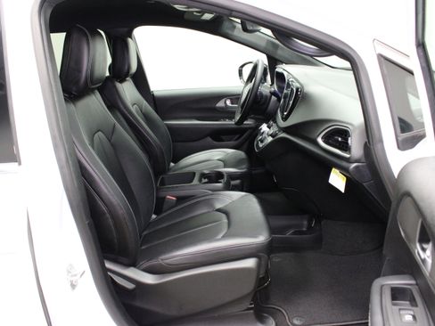 Used 2025 Chrysler Pacifica Select FWD image 14