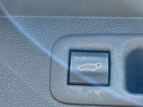 Used 2022 Toyota Highlander XLE FWD image 15
