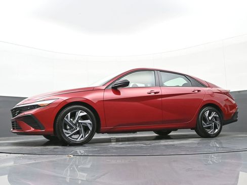 Certified 2025 Hyundai Elantra Sport image 52