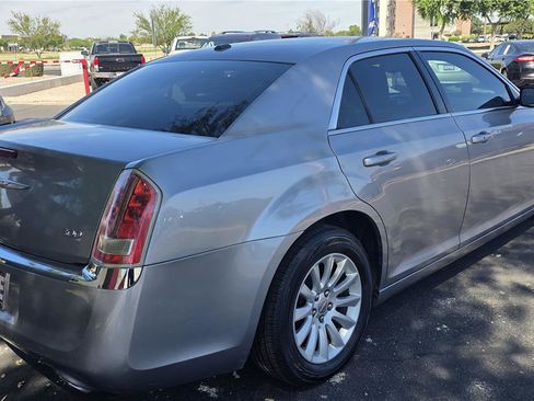 Used 2014 Chrysler 300 RWD image 5