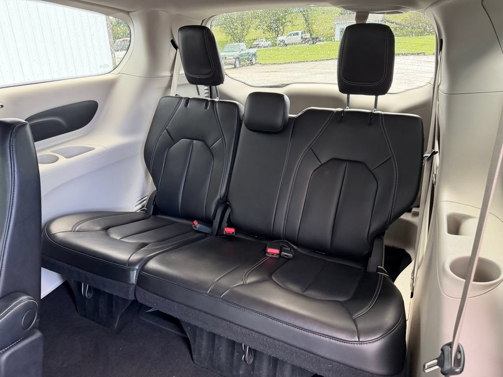 Used 2023 Chrysler Pacifica Touring-L FWD image 34
