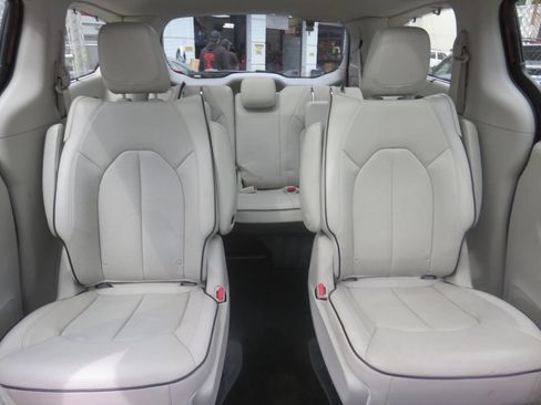 Used 2018 Chrysler Pacifica Limited w/ Advanced Safetytec Group FWD image 24