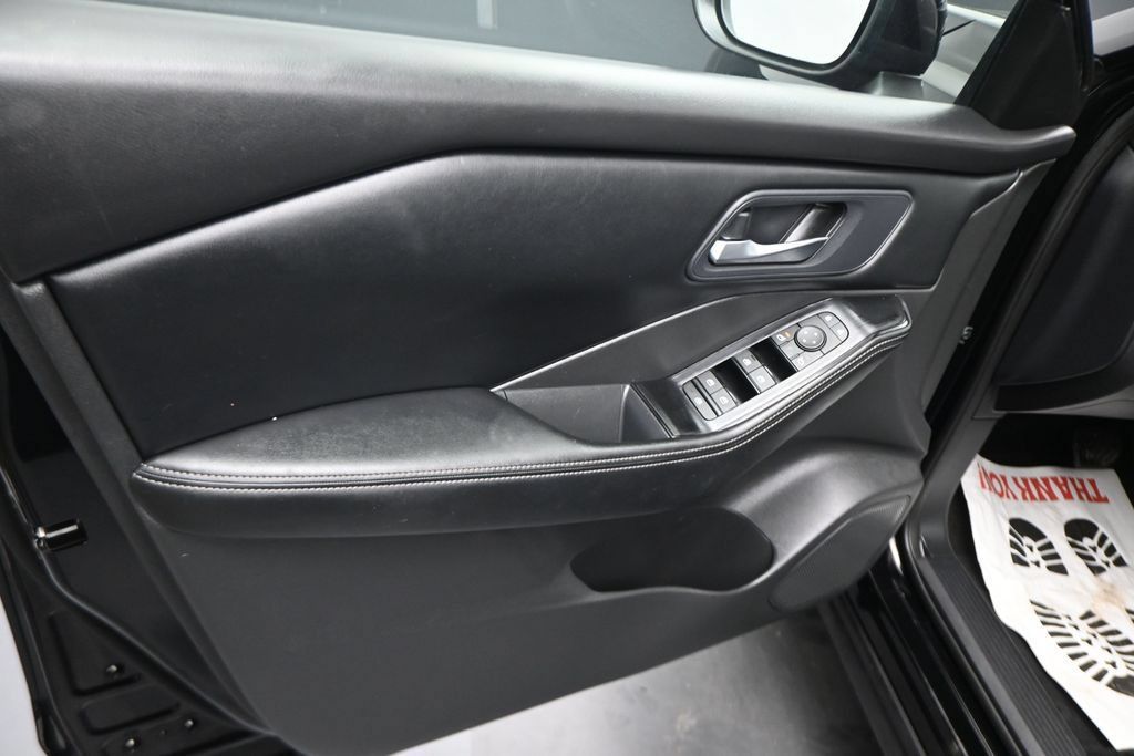 Used 2024 Nissan Rogue SV FWD image 8