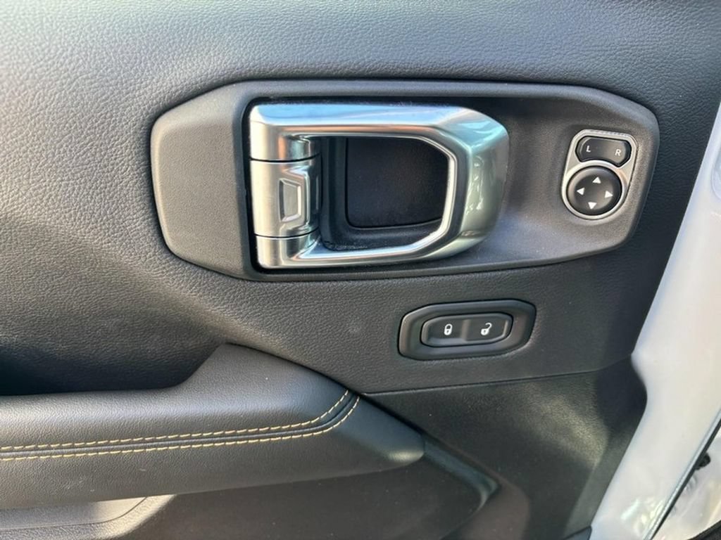 Used 2025 Jeep Wrangler Unlimited Sahara AWD/4WD image 20