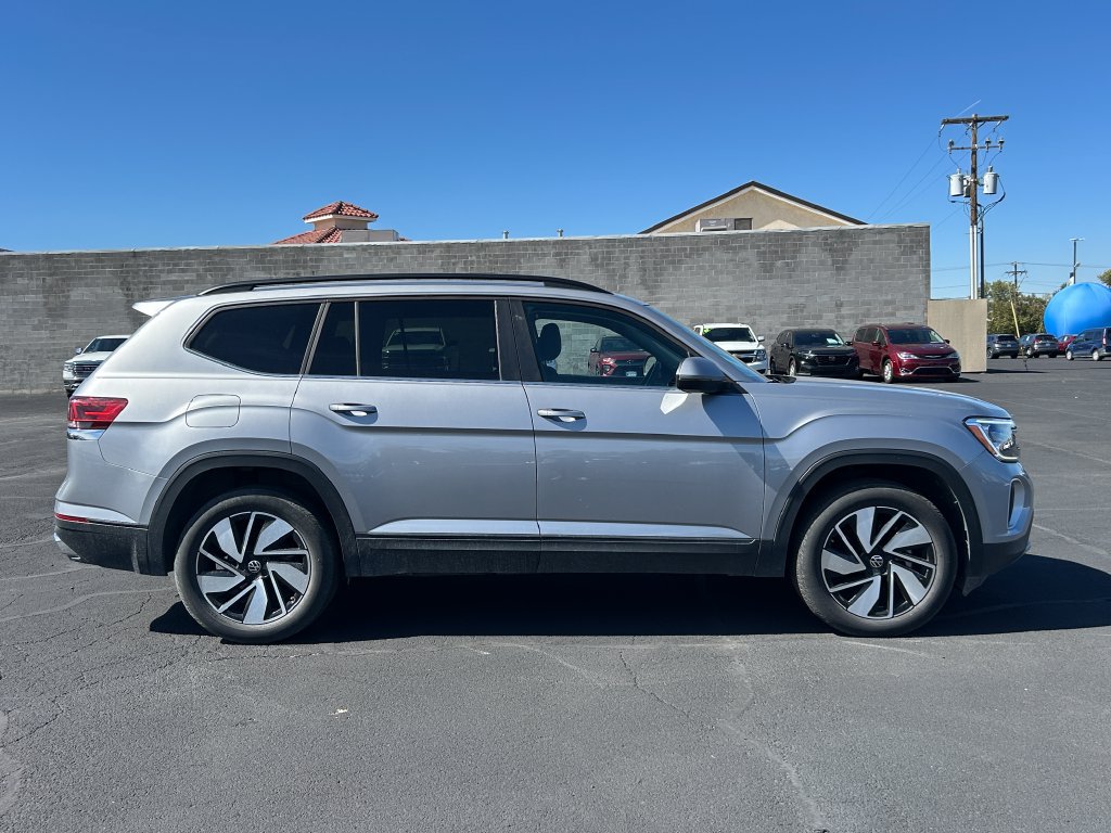 Used 2025 Volkswagen Atlas SE AWD/4WD image 2