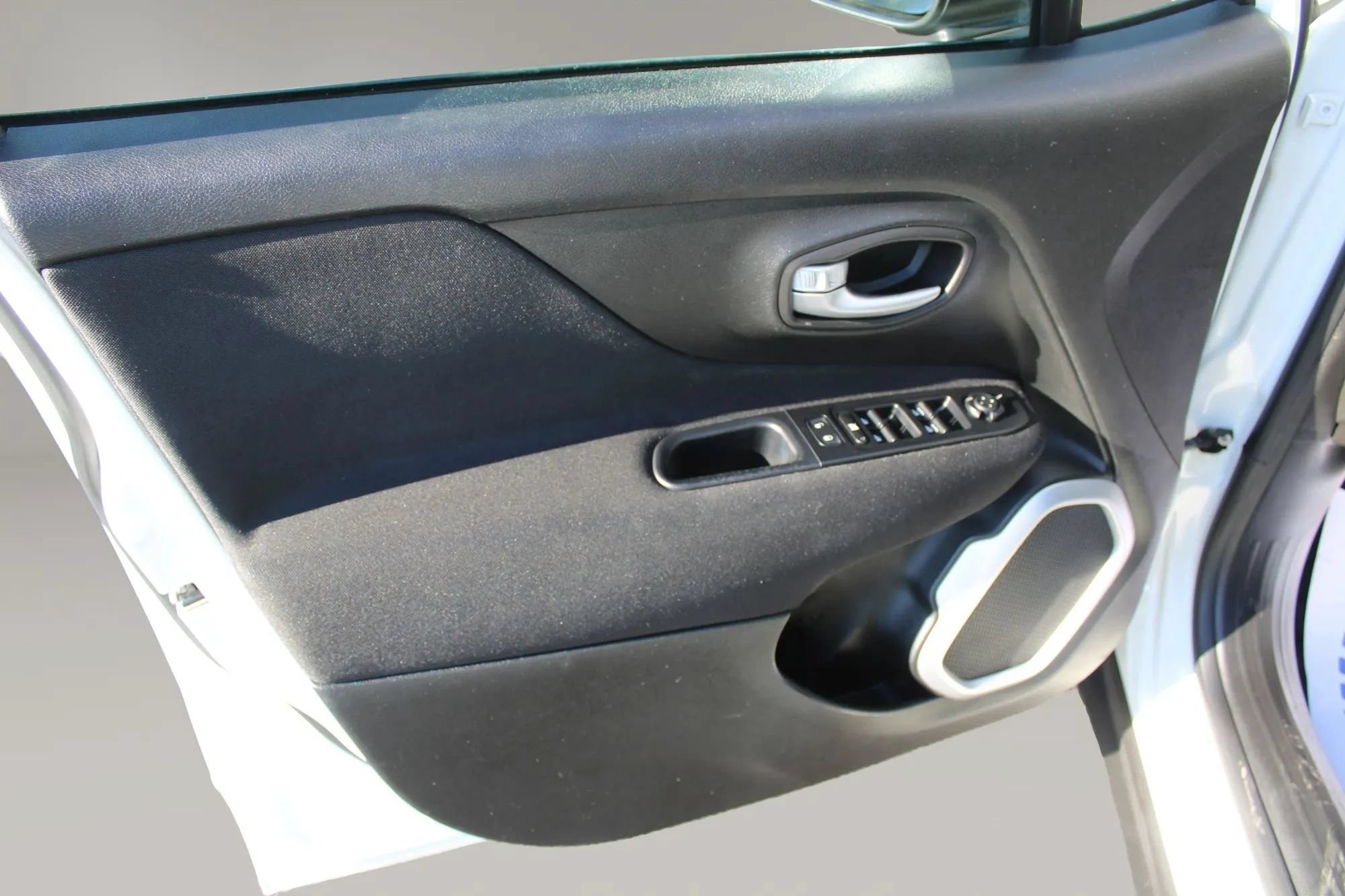 Used 2019 Jeep Renegade Latitude FWD image 13