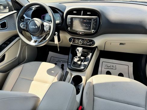 Used 2025 Kia Soul LX w/ LX Technology Package FWD image 12