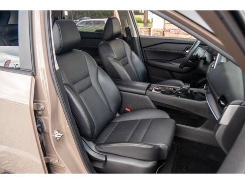 Used 2024 Nissan Rogue SV w/ SV Premium Package AWD/4WD image 15