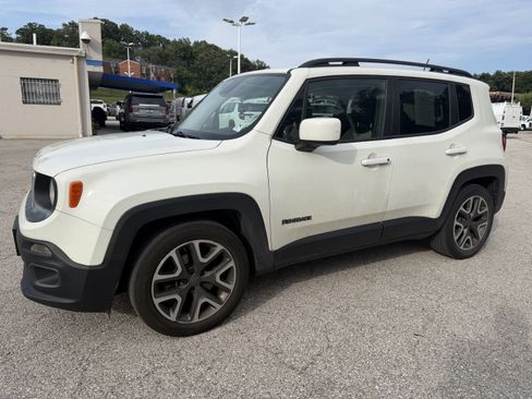 Used 2015 Jeep Renegade Latitude FWD image 3