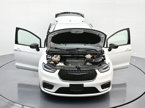 Used 2024 Chrysler Pacifica Select image 46