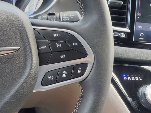 Used 2024 Chrysler Pacifica Touring-L FWD image 14