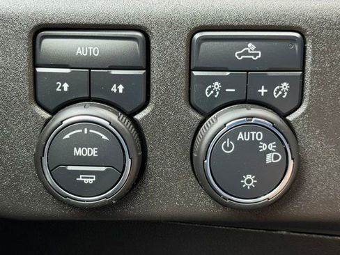 Used 2025 Chevrolet Silverado 1500 LT w/ Leather Package AWD/4WD image 19