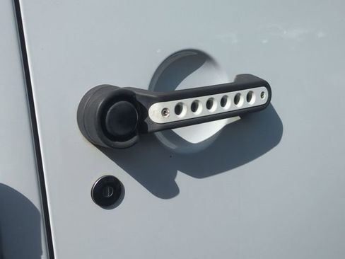 Used 2018 Jeep Wrangler Unlimited Sahara w/ Connectivity Group image 13