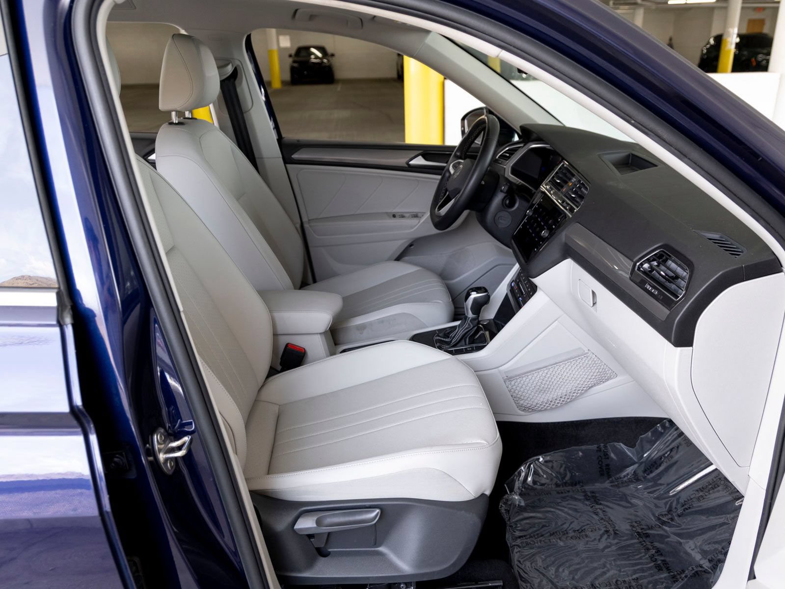 Used 2023 Volkswagen Tiguan SE w/ Panoramic Sunroof Package FWD image 27