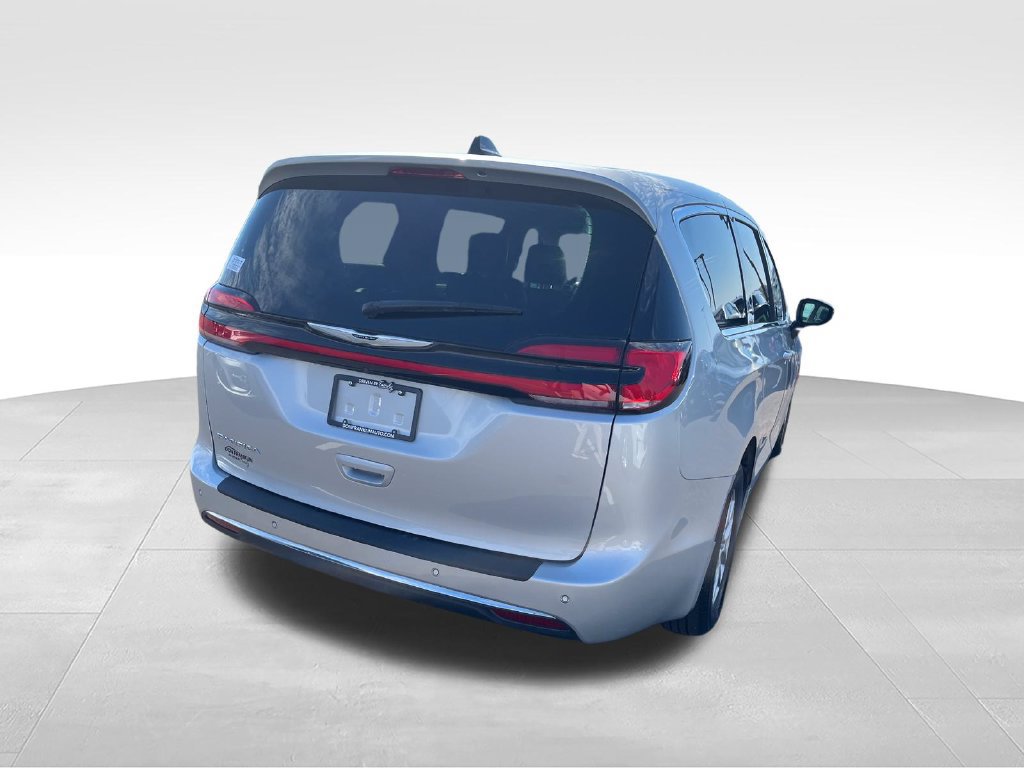 Used 2024 Chrysler Pacifica Touring-L FWD image 5