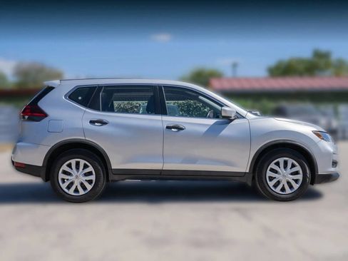 Used 2018 Nissan Rogue S image 4
