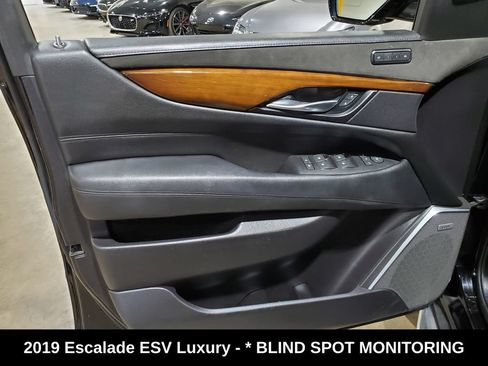 Used 2019 Cadillac Escalade ESV Luxury RWD image 8