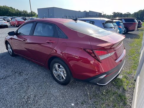 Used 2024 Hyundai Elantra SE FWD image 3