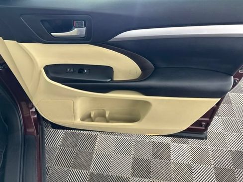 Used 2018 Toyota Highlander XLE AWD/4WD image 19