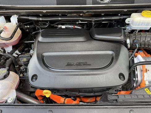 Used 2024 Chrysler Pacifica Limited FWD image 34
