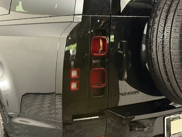 Used 2025 Land Rover Defender 130 X-Dynamic SE AWD/4WD image 13