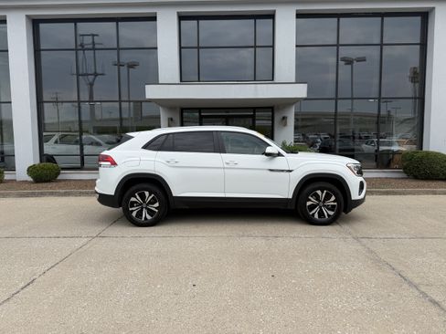 Used 2024 Volkswagen Atlas Cross Sport SE AWD/4WD image 3