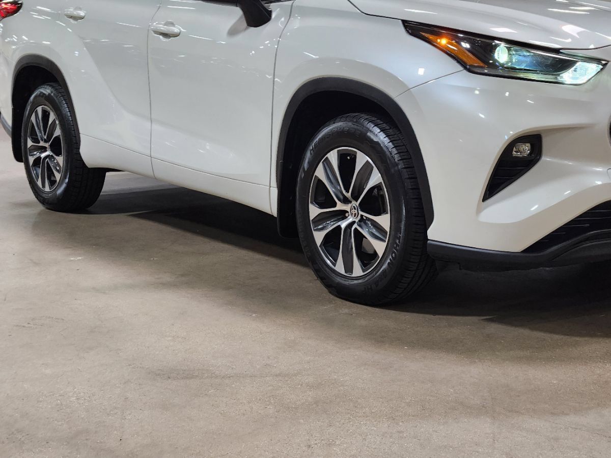 Used 2021 Toyota Highlander XLE AWD/4WD image 16