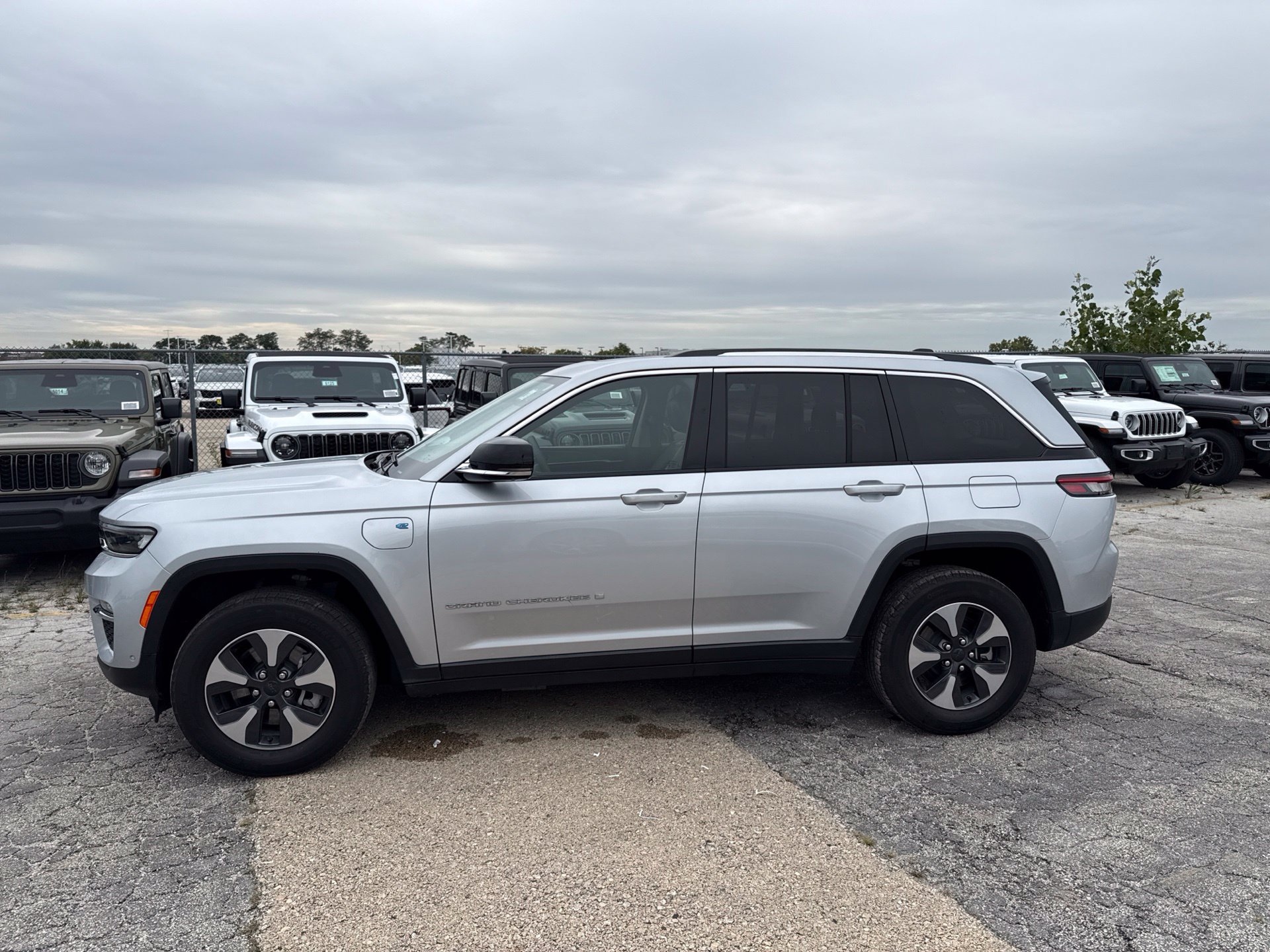 Used 2022 Jeep Grand Cherokee Limited 4xe w/ Luxury Tech Group II AWD/4WD image 11