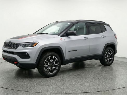 Used 2025 Jeep Compass Trailhawk image 3